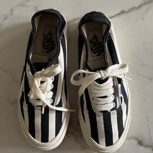RARE Vans black and white stripe. 6.5 women’s
